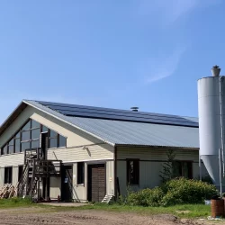 Aurinkopaneelit maatilalla